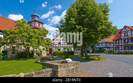 Dorfgrün mit Kirche im Fachwerkdorf Altenburschla bei Wanfried, Werra-Meißner-Kreis, Hessen, Deutschland, Stockfoto