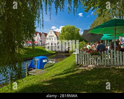 Kanal in der Friedrichstadt mit Freilichtcafé, Nordfriesland, Schleswig-Holstein, Deutschland, Stockfoto