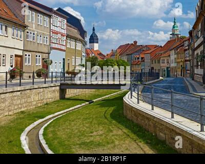 Lange Straße mit Rathausturm und Kirchturm der Bonifatiuskirche in Bad Langensalza, Thüringen, Deutschland, Stockfoto