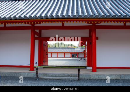 Kyoto Kaiserpalast - Blick durch den Jomeimon auf der Shishinden-Haupthalle, Kyoto, Japan Stockfoto