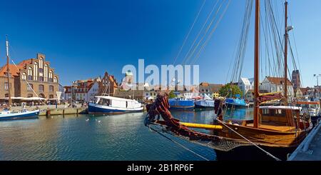 Alter Hafen mit Wassertor und Nikolai-Kirche, Hansestadt Wismar, Mecklenburg-Vorpommern, Deutschland, Stockfoto