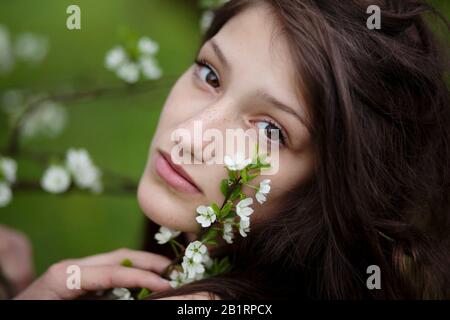 Mädchen mit Kirschblüten, Porträt, Stockfoto