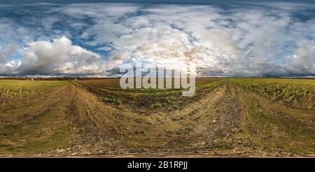 360 Grad Panorama Ansicht von Volle nahtlose, kugelförmige hdri Panorama-360-Grad-Ansicht zwischen den Feldern am sonnigen Herbstabend mit atemberaubenden Wolken in äquirechteckiger Projektion Wi