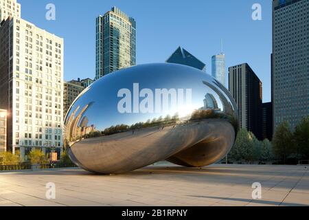 Chicago, Illinois, Vereinigte Staaten - der Millennium Park spiegelte sich auf Cloud Gate, der berühmten Skulptur des Künstlers Anish Kapoor, wider. Stockfoto