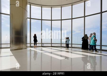 Höchste Aussichtsplattform der Welt, OBEN auf der 124. Etage in ca. 500 m Höhe, BURJ KHALIFA, Dubai, Vereinigte Arabische Emirate, Naher Osten, Stockfoto