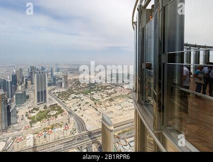 Atemberaubender Blick auf die Dubai SHEIK ZAYED ROAD, höchste Aussichtsplattform der Welt OBEN auf der 124. Etage mit ca. 500 m, BURJ KHALIFA, Dubai, Vereinigte Arabische Emirate, Naher Osten, Stockfoto