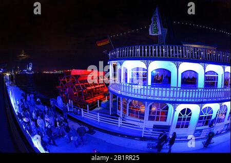 Blauer HAFEN 2010, historischer Raddampfer Louisiana Star, beleuchtet, Landestufen, Neonleuchten, Kunstprojekt von Michael Batz, Fischmarkt, Mitte, Hansestadt Hamburg, Deutschland, Stockfoto