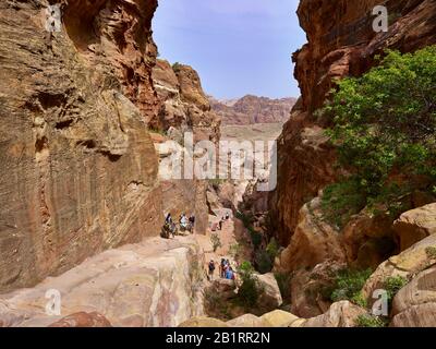 Abstieg vom Hochanbietsplatz in der Rockstadt Petra, Jordanien, Naher Osten, Stockfoto