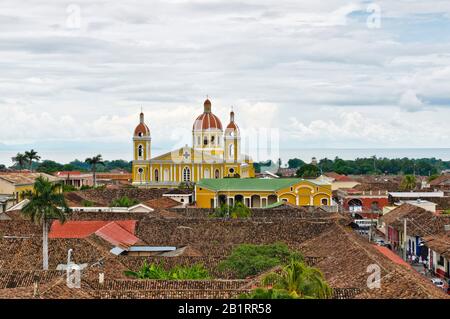 Blick über Granada in Richtung Kathedrale und Nicaraguasee, Nicaragua, Mittelamerika, Stockfoto