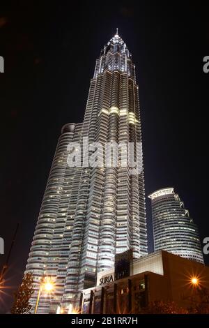 Beleuchtete Zwillingstürme der Petronas Twin Towers nachts, Kuala Lumpur, Malaysia, Südostasien, Asien, Stockfoto