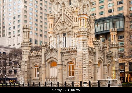 Chicago, Illinois, Vereinigte Staaten - In Der Nähe des Historischen Gebäudes Des Water Tower in te Magnificent Mile. Stockfoto