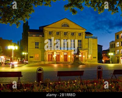 Nationaltheater in Weimar mit Goethe-Schillerdenkmal, Theaterplatz, Weimar, Thüringen, Deutschland, Stockfoto