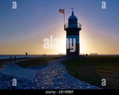 Leuchtturm "kleiner Preis" im Hafen von Wremen, Wurster Küste, Landkreis Cuxhaven, Niedersachsen, Deutschland, Stockfoto