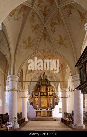 Chor mit Altar der St. Urbanus-Kirche in Dorum, Land Wursten, Landkreis Cuxhaven, Niedersachsen, Deutschland, Stockfoto