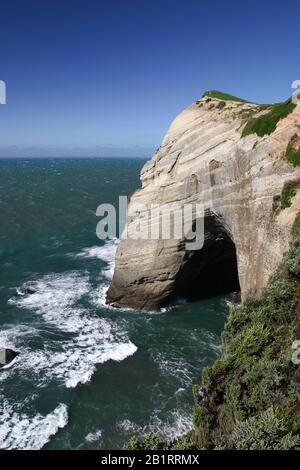 Felsbogen gegenüber Cape Farewell, Golden Bay, South Island, Neuseeland Stockfoto