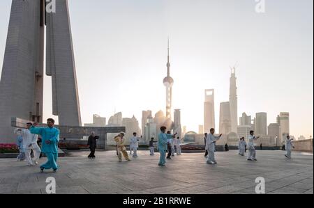 Tai Chi, Promenade, Der Bund, Shanghai, China Stockfoto