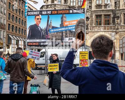 27. Februar 2020, München, Bayern, Deutschland: Ein Protestler gegen neonazis und Rechtsextremisten hält einen Schuh, der auf eine mittelöstliche Geste der Missachtung gegen Pegida München und Karl Richter von BIA aufruft. Gegen die alltagtäglichen Demonstrationen von Pegida Muenchen und Karl Richters BIA protestierten der Muenchen und vor allem Jugenddemonstrationen nicht nur gegen die radikalen und neonazi-gruppen, sondern informierten Passanten darüber, wer die Gruppen tatsächlich sind. Richter ist dafür bekannt, dass er Hitler während seiner Vereidigung als Stadtrat begrüste. Meyer untersteht der Terrorismusüberwachung des Bundes (Credit Image: © Sa Stockfoto