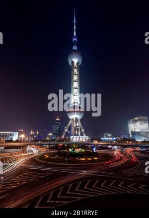 Stadtbild, Kreisverkehr nachts, Pearl Tower, Lujiazui, Shanghai, China Stockfoto