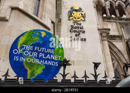 London, Großbritannien. Februar 2020. Anhänger von Friends of the Earth und anderen Umweltgruppen außerhalb der Royal Courts of Justice nach Plänen für eine dritte Landebahn am Flughafen Heathrow, wo sie illegal waren. Penelope Barritt/Alamy Live News Stockfoto