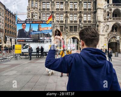 27. Februar 2020, München, Bayern, Deutschland: Ein Protestler gegen neonazis und Rechtsextremisten hält einen Schuh, der auf eine mittelöstliche Geste der Missachtung gegen Pegida München und Karl Richter von BIA aufruft. Gegen die alltagtäglichen Demonstrationen von Pegida Muenchen und Karl Richters BIA protestierten der Muenchen und vor allem Jugenddemonstrationen nicht nur gegen die radikalen und neonazi-gruppen, sondern informierten Passanten darüber, wer die Gruppen tatsächlich sind. Richter ist dafür bekannt, dass er Hitler während seiner Vereidigung als Stadtrat begrüste. Meyer untersteht der Terrorismusüberwachung des Bundes (Credit Image: © Sa Stockfoto