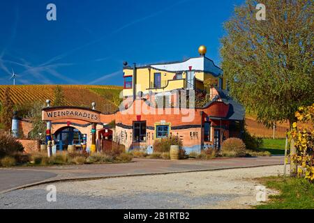 Hundertwasserhaus vom Weingut Hirn in Untereisenheim, Unterfranken, Bayern, Deutschland Stockfoto