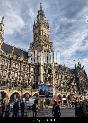 Februar 2020, München, Bayern, Deutschland: Pegida München und Karl Richter unter BIA haben vor dem Münchner Rathaus einen Infostand eingerichtet... Den nahtäglichen Demonstrationen von Pegida Muenchen und Karl Richters BIA Entgegensetzen, Muenchen ist Bunt und vor allem Jugenddemonstrationen nicht nur gegen die radikalen und neonazi Gruppen protestiert, Aber informierte Passanten darüber, wer die Gruppen tatsächlich sind. Richter ist dafür bekannt, dass er Hitler während seiner Vereidigung als Stadtrat begrüste. Meyer wird unter Terrorismusüberwachung (Bild der Kredite: © Sachelle Babbar/ZUMA Wire) Stockfoto