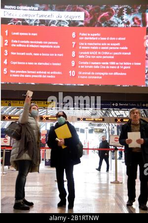 Mailand, Italien. Februar 2020. Mailand, CORONAVIRUS in der Lombardei. Hauptbahnhof. Bild: Menschen mit Maskenkredit: Unabhängige Fotoagentur/Alamy Live News Stockfoto