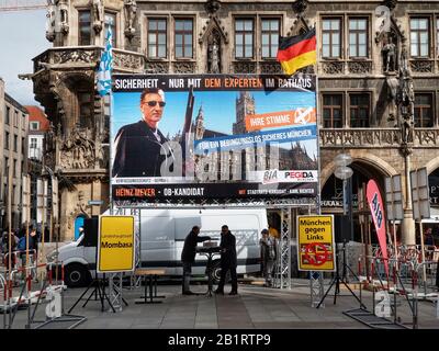 Februar 2020, München, Bayern, Deutschland: Pegida München und Karl Richter unter BIA haben vor dem Münchner Rathaus einen Infostand eingerichtet... Den nahtäglichen Demonstrationen von Pegida Muenchen und Karl Richters BIA Entgegensetzen, Muenchen ist Bunt und vor allem Jugenddemonstrationen nicht nur gegen die radikalen und neonazi Gruppen protestiert, Aber informierte Passanten darüber, wer die Gruppen tatsächlich sind. Richter ist dafür bekannt, dass er Hitler während seiner Vereidigung als Stadtrat begrüste. Meyer wird unter Terrorismusüberwachung (Bild der Kredite: © Sachelle Babbar/ZUMA Wire) Stockfoto