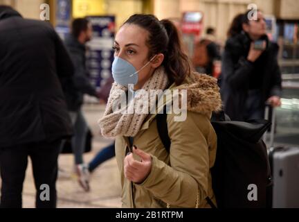 Mailand, Italien. Februar 2020. Mailand, CORONAVIRUS in der Lombardei. Hauptbahnhof. Bild: Menschen mit Maskenkredit: Unabhängige Fotoagentur/Alamy Live News Stockfoto