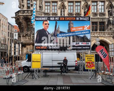 Februar 2020, München, Bayern, Deutschland: Pegida München und Karl Richter unter BIA haben vor dem Münchner Rathaus einen Infostand eingerichtet... Den nahtäglichen Demonstrationen von Pegida Muenchen und Karl Richters BIA Entgegensetzen, Muenchen ist Bunt und vor allem Jugenddemonstrationen nicht nur gegen die radikalen und neonazi Gruppen protestiert, Aber informierte Passanten darüber, wer die Gruppen tatsächlich sind. Richter ist dafür bekannt, dass er Hitler während seiner Vereidigung als Stadtrat begrüste. Meyer wird unter Terrorismusüberwachung (Bild der Kredite: © Sachelle Babbar/ZUMA Wire) Stockfoto
