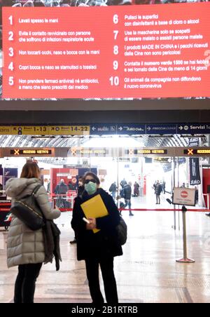 Mailand, Italien. Februar 2020. Mailand, CORONAVIRUS in der Lombardei. Hauptbahnhof. Bild: Menschen mit Maskenkredit: Unabhängige Fotoagentur/Alamy Live News Stockfoto