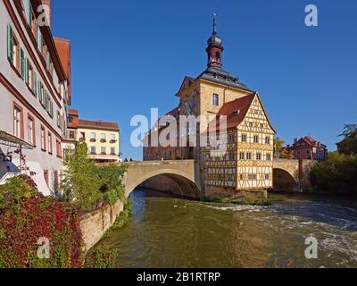 Altes Rathaus mit Brücke über die Regnitz in Bamberg, Oberfranken, Bayern, Deutschland Stockfoto