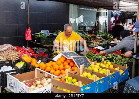 Obst- und Veg-Stall am Außenmarkt in einer Straße in Vélez-Málaga Stockfoto