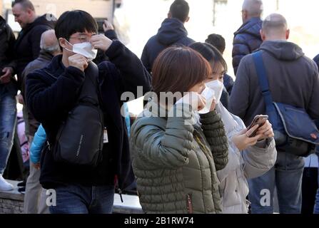 Rom, Italien. Februar 2020. ROM, Touristen mit Masken in den Straßen der Stadt Rom Abgebildet: Credit: Independent Photo Agency/Alamy Live News Stockfoto