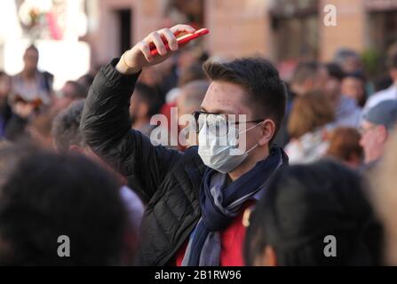 Rom, Italien. Februar 2020. ROM, Touristen mit Masken in den Straßen der Stadt Rom Abgebildet: Credit: Independent Photo Agency/Alamy Live News Stockfoto