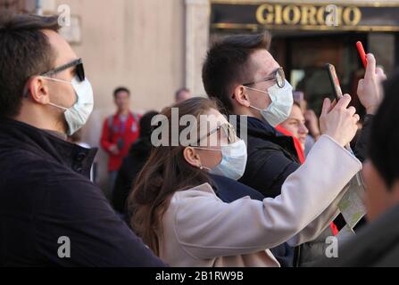 Rom, Italien. Februar 2020. ROM, Touristen mit Masken in den Straßen der Stadt Rom Abgebildet: Credit: Independent Photo Agency/Alamy Live News Stockfoto