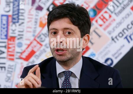 Rom, Italien. Februar 2020. Italiens Gesundheitsminister Roberto Speranza Rom 27. Februar 2020. Pressekonferenz in der Foreign Press Association über Coronavirus (Covid-19). Die italienische Regierung versucht, die Befürchtungen über den Ausbruch der Grippe zu beruhigen, um einen Rückgang der Tourismus- und Handelsbeziehungen zu vermeiden. Foto Samantha Zucchi Insidefoto Credit: Insidefoto srl/Alamy Live News Stockfoto