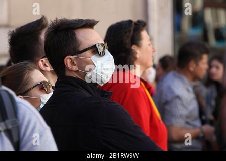Rom, Italien. Februar 2020. ROM, Touristen mit Masken in den Straßen der Stadt Rom Abgebildet: Credit: Independent Photo Agency/Alamy Live News Stockfoto