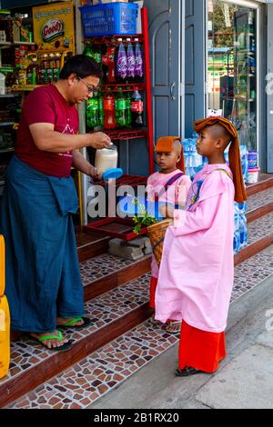 Tilashin (Nonnen) Sammeln Almen, Loikaw, Kayah State, Myanmar. Stockfoto