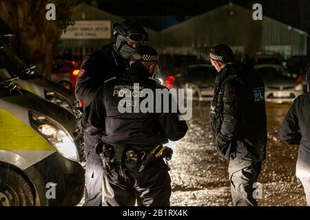 Essex, Großbritannien. Februar 2020. Essex Police, Metropolitan Police, British Transport Police und NCA führen mehrere Suchbefehle in Essex und East London durch und zielen auf organisierte Verbrecherbanden ab, die in teuren gestohlenen Fahrzeugen handeln. Mehr als 400 Beamte durchsuchten 22 verschiedene Adressen, was zu zahlreichen Festnahmen und mehr als 100.000 £Bargeld führte. Die Polizei von Essex nutzte ein gepanzertes Fahrzeug, um Zugang zu einem der Objekte zu erhalten. Credit: Ricci Fothergill/Alamy Live News Stockfoto