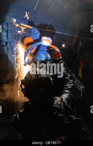 Essex, Großbritannien. Februar 2020. Essex Police, Metropolitan Police, British Transport Police und NCA führen mehrere Suchbefehle in Essex und East London durch und zielen auf organisierte Verbrecherbanden ab, die in teuren gestohlenen Fahrzeugen handeln. Mehr als 400 Beamte durchsuchten 22 verschiedene Adressen, was zu zahlreichen Festnahmen und mehr als 100.000 £Bargeld führte. Die Polizei von Essex nutzte ein gepanzertes Fahrzeug, um Zugang zu einem der Objekte zu erhalten. Credit: Ricci Fothergill/Alamy Live News Stockfoto