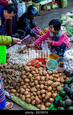 Ein Kind Kauft Gemüse Auf Dem Mingalar-Markt, Loikaw, Kayah State, Myanmar. Stockfoto