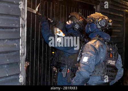 Essex, Großbritannien. Februar 2020. Essex Police, Metropolitan Police, British Transport Police und NCA führen mehrere Suchbefehle in Essex und East London durch und zielen auf organisierte Verbrecherbanden ab, die in teuren gestohlenen Fahrzeugen handeln. Mehr als 400 Beamte durchsuchten 22 verschiedene Adressen, was zu zahlreichen Festnahmen und mehr als 100.000 £Bargeld führte. Die Polizei von Essex nutzte ein gepanzertes Fahrzeug, um Zugang zu einem der Objekte zu erhalten. Credit: Ricci Fothergill/Alamy Live News Stockfoto
