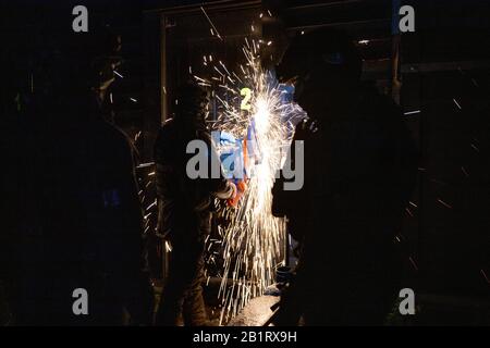 Essex, Großbritannien. Februar 2020. Essex Police, Metropolitan Police, British Transport Police und NCA führen mehrere Suchbefehle in Essex und East London durch und zielen auf organisierte Verbrecherbanden ab, die in teuren gestohlenen Fahrzeugen handeln. Mehr als 400 Beamte durchsuchten 22 verschiedene Adressen, was zu zahlreichen Festnahmen und mehr als 100.000 £Bargeld führte. Die Polizei von Essex nutzte ein gepanzertes Fahrzeug, um Zugang zu einem der Objekte zu erhalten. Credit: Ricci Fothergill/Alamy Live News Stockfoto