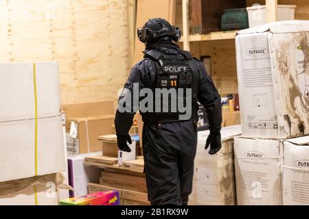 Essex, Großbritannien. Februar 2020. Essex Police, Metropolitan Police, British Transport Police und NCA führen mehrere Suchbefehle in Essex und East London durch und zielen auf organisierte Verbrecherbanden ab, die in teuren gestohlenen Fahrzeugen handeln. Mehr als 400 Beamte durchsuchten 22 verschiedene Adressen, was zu zahlreichen Festnahmen und mehr als 100.000 £Bargeld führte. Die Polizei von Essex nutzte ein gepanzertes Fahrzeug, um Zugang zu einem der Objekte zu erhalten. Credit: Ricci Fothergill/Alamy Live News Stockfoto