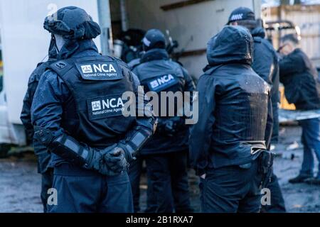 Essex, Großbritannien. Februar 2020. Essex Police, Metropolitan Police, British Transport Police und NCA führen mehrere Suchbefehle in Essex und East London durch und zielen auf organisierte Verbrecherbanden ab, die in teuren gestohlenen Fahrzeugen handeln. Mehr als 400 Beamte durchsuchten 22 verschiedene Adressen, was zu zahlreichen Festnahmen und mehr als 100.000 £Bargeld führte. Die Polizei von Essex nutzte ein gepanzertes Fahrzeug, um Zugang zu einem der Objekte zu erhalten. Credit: Ricci Fothergill/Alamy Live News Stockfoto