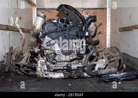 Essex, Großbritannien. Februar 2020. Essex Police, Metropolitan Police, British Transport Police und NCA führen mehrere Suchbefehle in Essex und East London durch und zielen auf organisierte Verbrecherbanden ab, die in teuren gestohlenen Fahrzeugen handeln. Mehr als 400 Beamte durchsuchten 22 verschiedene Adressen, was zu zahlreichen Festnahmen und mehr als 100.000 £Bargeld führte. Die Polizei von Essex nutzte ein gepanzertes Fahrzeug, um Zugang zu einem der Objekte zu erhalten. Credit: Ricci Fothergill/Alamy Live News Stockfoto