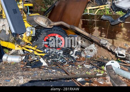 Essex, Großbritannien. Februar 2020. Essex Police, Metropolitan Police, British Transport Police und NCA führen mehrere Suchbefehle in Essex und East London durch und zielen auf organisierte Verbrecherbanden ab, die in teuren gestohlenen Fahrzeugen handeln. Mehr als 400 Beamte durchsuchten 22 verschiedene Adressen, was zu zahlreichen Festnahmen und mehr als 100.000 £Bargeld führte. Die Polizei von Essex nutzte ein gepanzertes Fahrzeug, um Zugang zu einem der Objekte zu erhalten. Credit: Ricci Fothergill/Alamy Live News Stockfoto