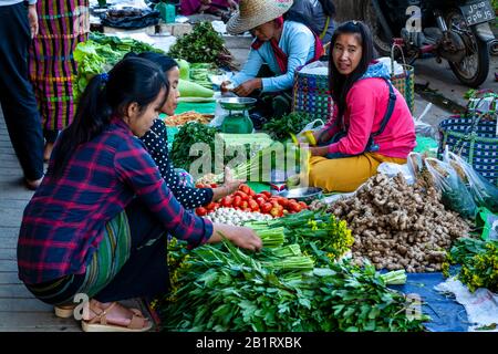 Einheimische Frauen Kaufen und Verkaufen Frische Produkte Auf Dem Zentralmarkt, Loikaw, Kayah State, Myanmar. Stockfoto