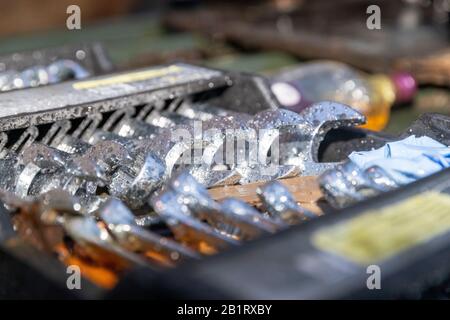 Essex, Großbritannien. Februar 2020. Essex Police, Metropolitan Police, British Transport Police und NCA führen mehrere Suchbefehle in Essex und East London durch und zielen auf organisierte Verbrecherbanden ab, die in teuren gestohlenen Fahrzeugen handeln. Mehr als 400 Beamte durchsuchten 22 verschiedene Adressen, was zu zahlreichen Festnahmen und mehr als 100.000 £Bargeld führte. Die Polizei von Essex nutzte ein gepanzertes Fahrzeug, um Zugang zu einem der Objekte zu erhalten. Credit: Ricci Fothergill/Alamy Live News Stockfoto